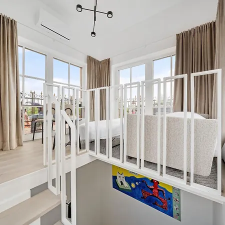 Elegant In Center, 11