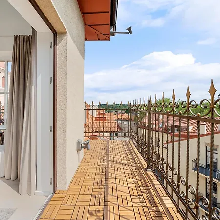 Elegant In Center, 11 *