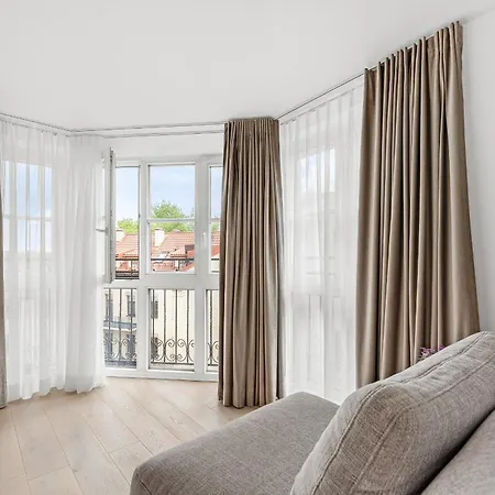 Elegant In Center, 11 *