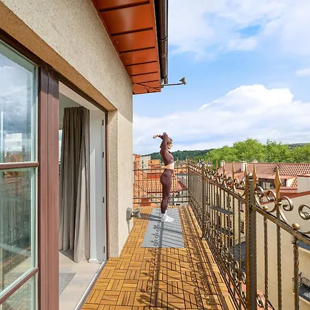 Elegant In Center, 11 *