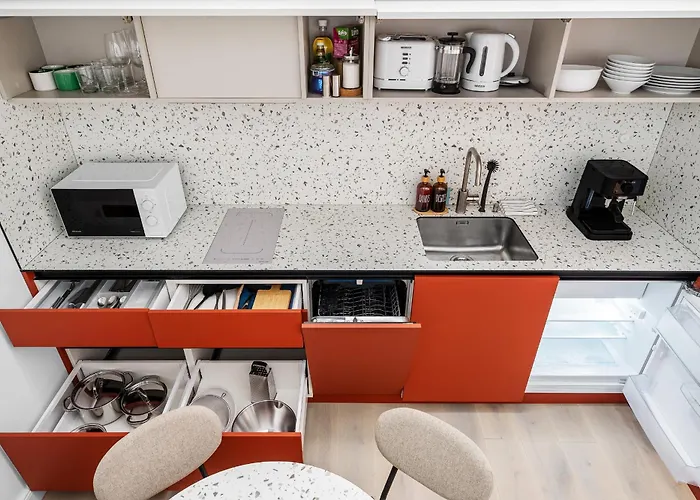 Elegant In Center, 11