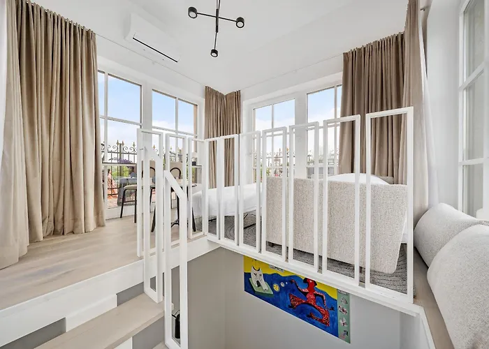 Elegant In Center, 11