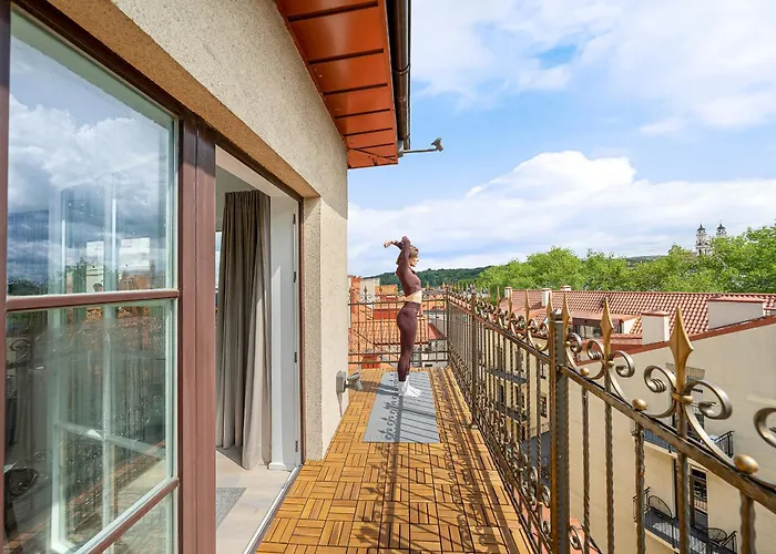 Elegant In Center, 11 *