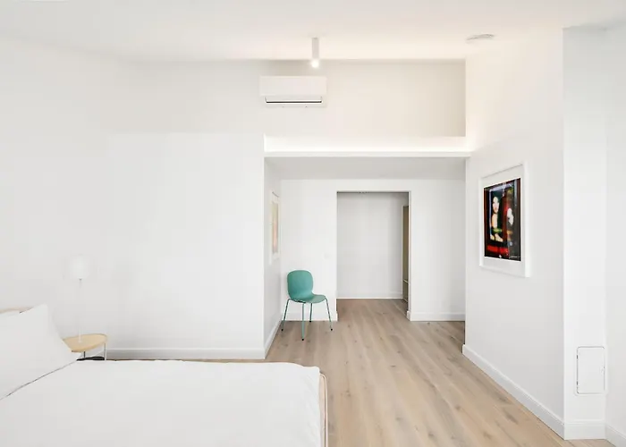 Elegant In Center, 11