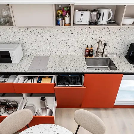 Elegant In Center, 11