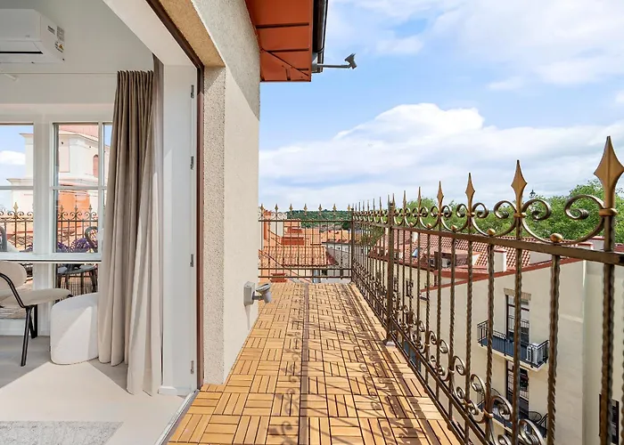 Elegant In Center, 11 *