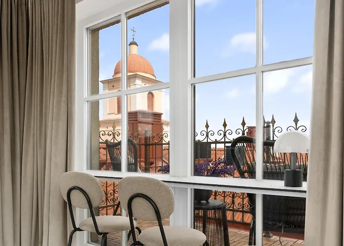 Elegant In Center, 11