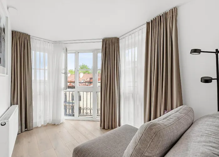 Elegant In Center, 11 *