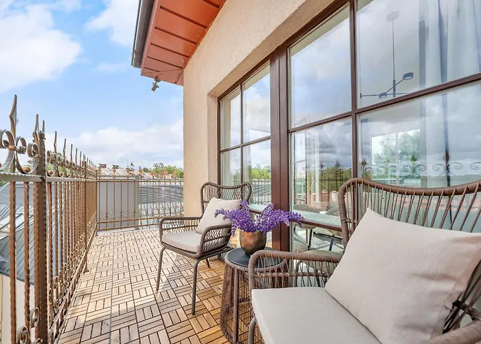 Elegant In Center, 11